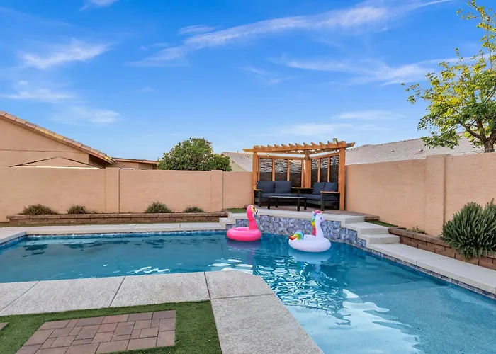 New! Luxe Vacation Retreat - Heated Pool, Putting Peoria