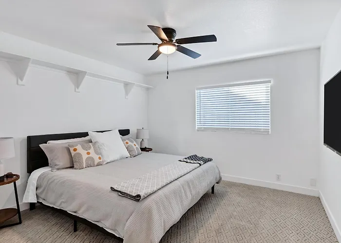 Holiday home New! Luxe Vacation Retreat - Heated Pool, Putting