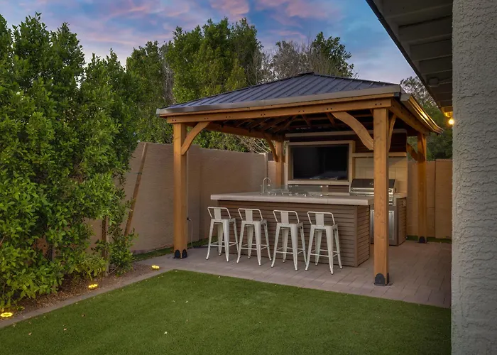 New! Luxe Vacation Retreat - Heated Pool, Putting *