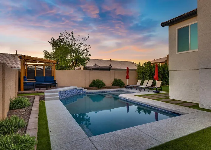New! Luxe Vacation Retreat - Heated Pool, Putting Holiday home Peoria