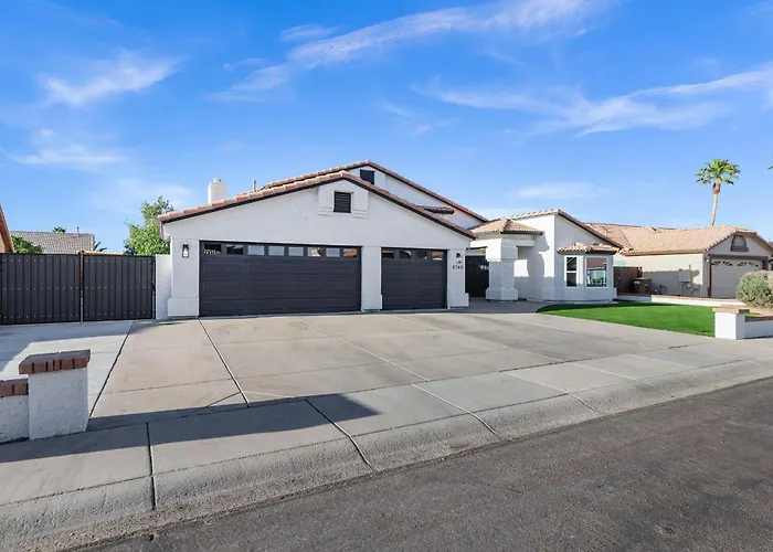 Holiday home New! Luxe Vacation Retreat - Heated Pool, Putting Peoria