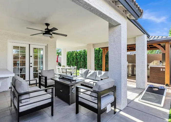 New! Luxe Vacation Retreat - Heated Pool, Putting Peoria