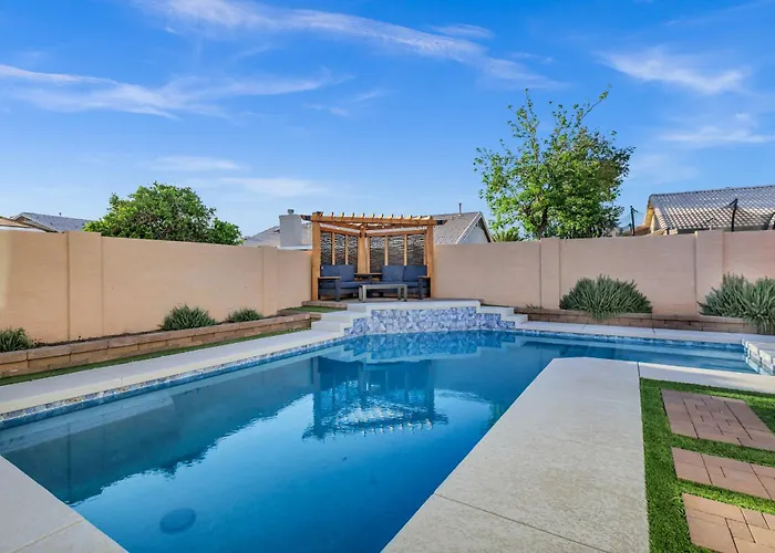 New! Luxe Vacation Retreat - Heated Pool, Putting * Peoria