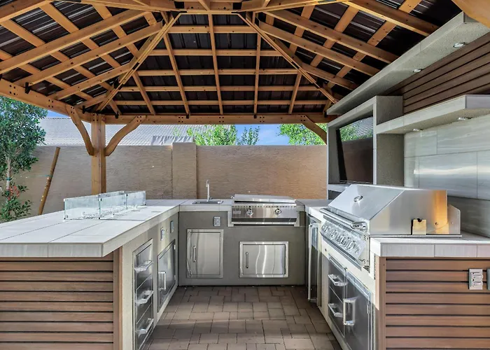 New! Luxe Vacation Retreat - Heated Pool, Putting Holiday home *