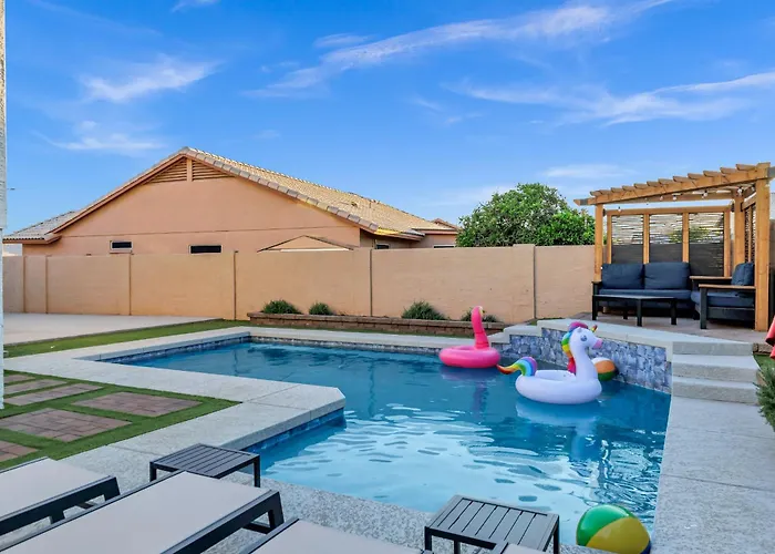 New! Luxe Vacation Retreat - Heated Pool, Putting Holiday home Peoria