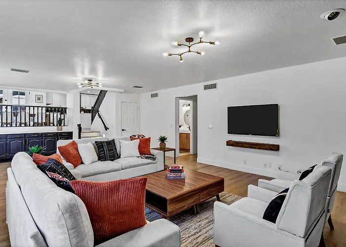 Holiday home New! Luxe Vacation Retreat - Heated Pool, Putting Peoria