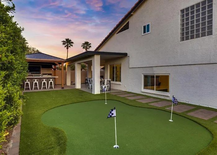 New! Luxe Vacation Retreat - Heated Pool, Putting Holiday home