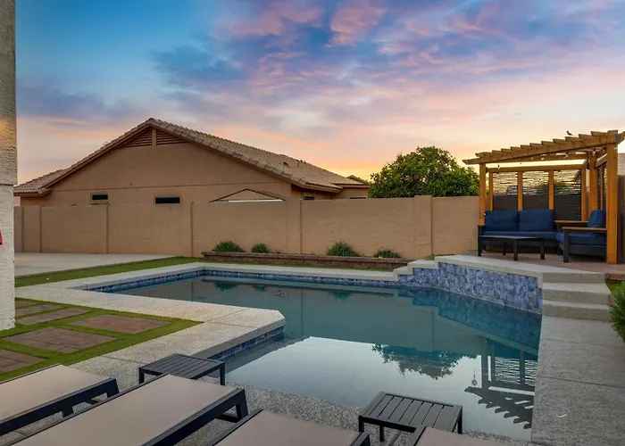 New! Luxe Vacation Retreat - Heated Pool, Putting Holiday home Peoria