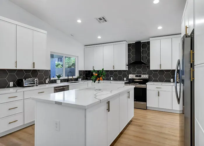 Holiday home New! Luxe Vacation Retreat - Heated Pool, Putting Peoria