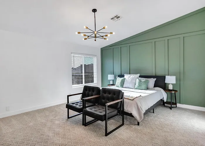 New! Luxe Vacation Retreat - Heated Pool, Putting Peoria