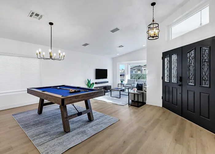 Holiday home New! Luxe Vacation Retreat - Heated Pool, Putting