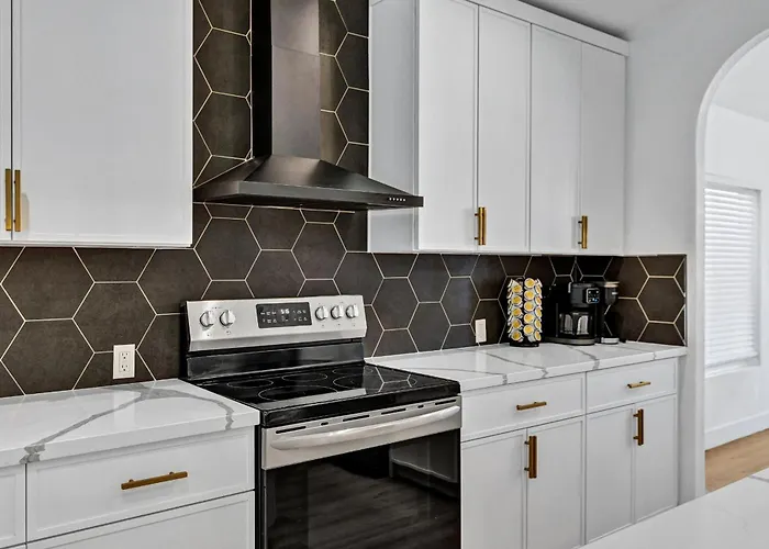 New! Luxe Vacation Retreat - Heated Pool, Putting Holiday home Peoria