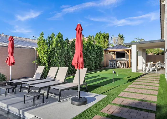Holiday home New! Luxe Vacation Retreat - Heated Pool, Putting Peoria