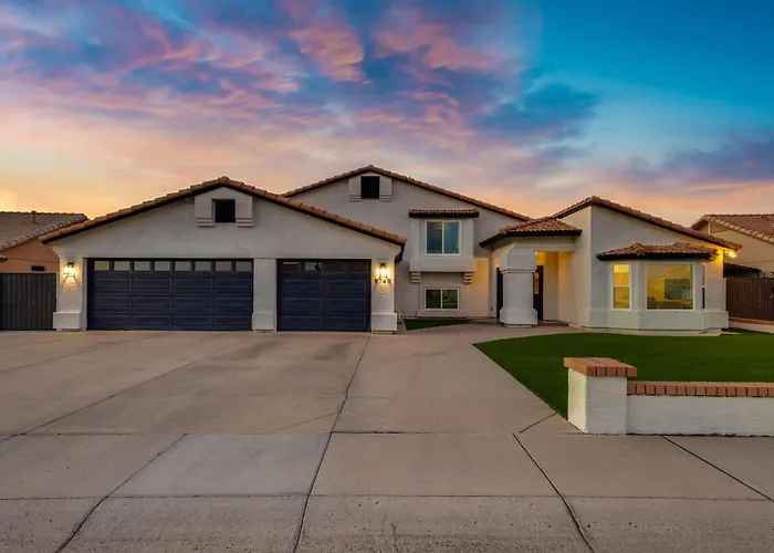 Holiday home New! Luxe Vacation Retreat - Heated Pool, Putting