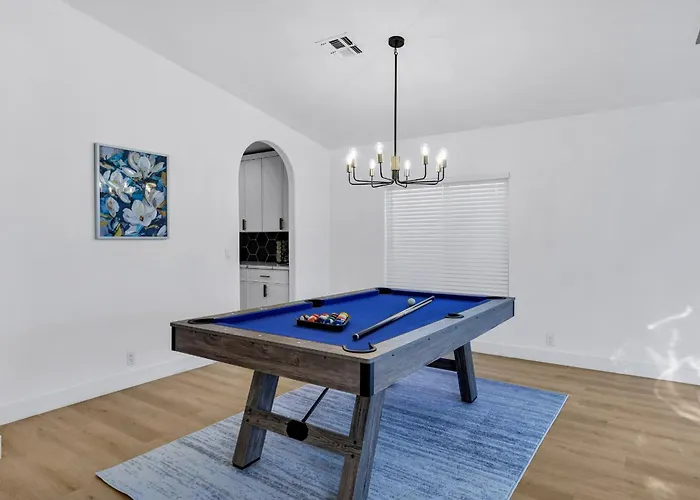 New! Luxe Vacation Retreat - Heated Pool, Putting Holiday home *