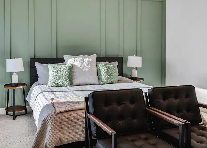 New! Luxe Vacation Retreat - Heated Pool, Putting Holiday home Peoria