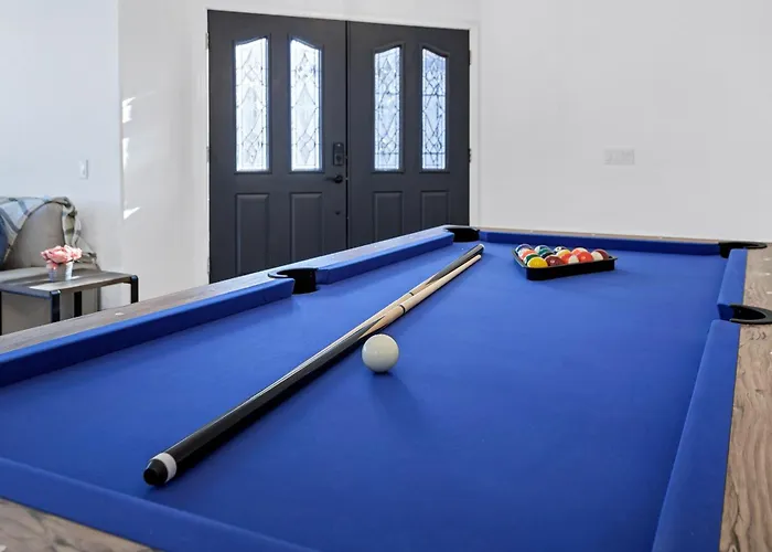 Holiday home New! Luxe Vacation Retreat - Heated Pool, Putting