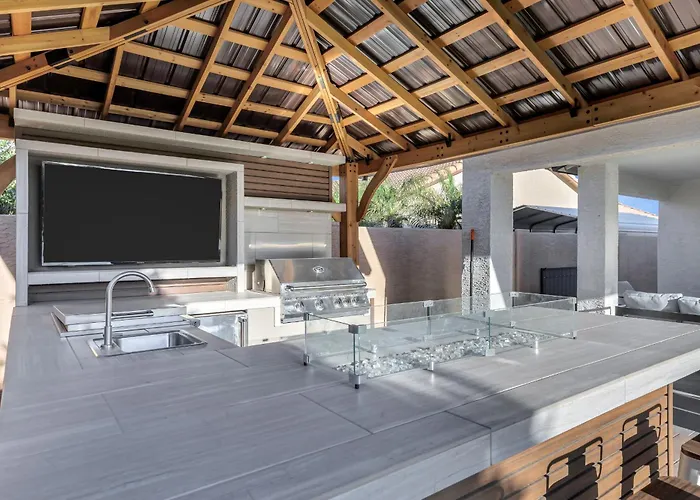 Holiday home New! Luxe Vacation Retreat - Heated Pool, Putting Peoria
