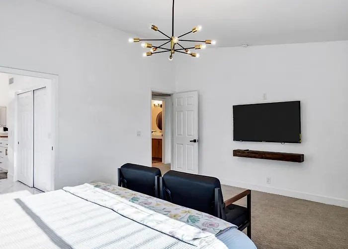 New! Luxe Vacation Retreat - Heated Pool, Putting *