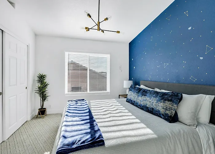 New! Luxe Vacation Retreat - Heated Pool, Putting Peoria