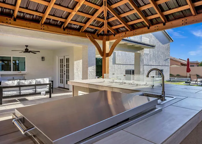New! Luxe Vacation Retreat - Heated Pool, Putting * Peoria