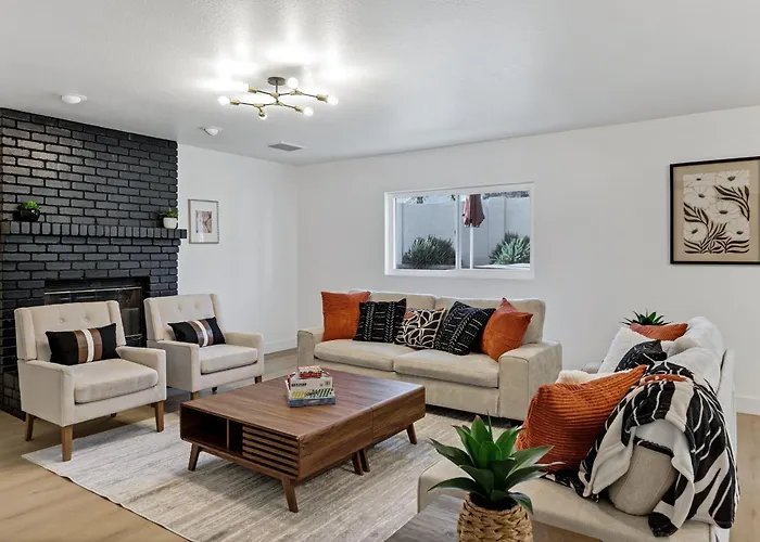 Holiday home New! Luxe Vacation Retreat - Heated Pool, Putting *