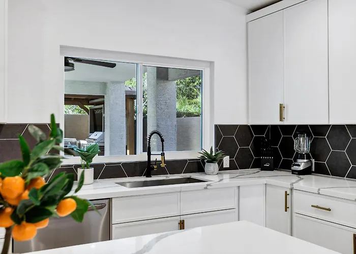 New! Luxe Vacation Retreat - Heated Pool, Putting Holiday home